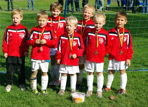 G - Junioren mit neuen Trainingsanzügen