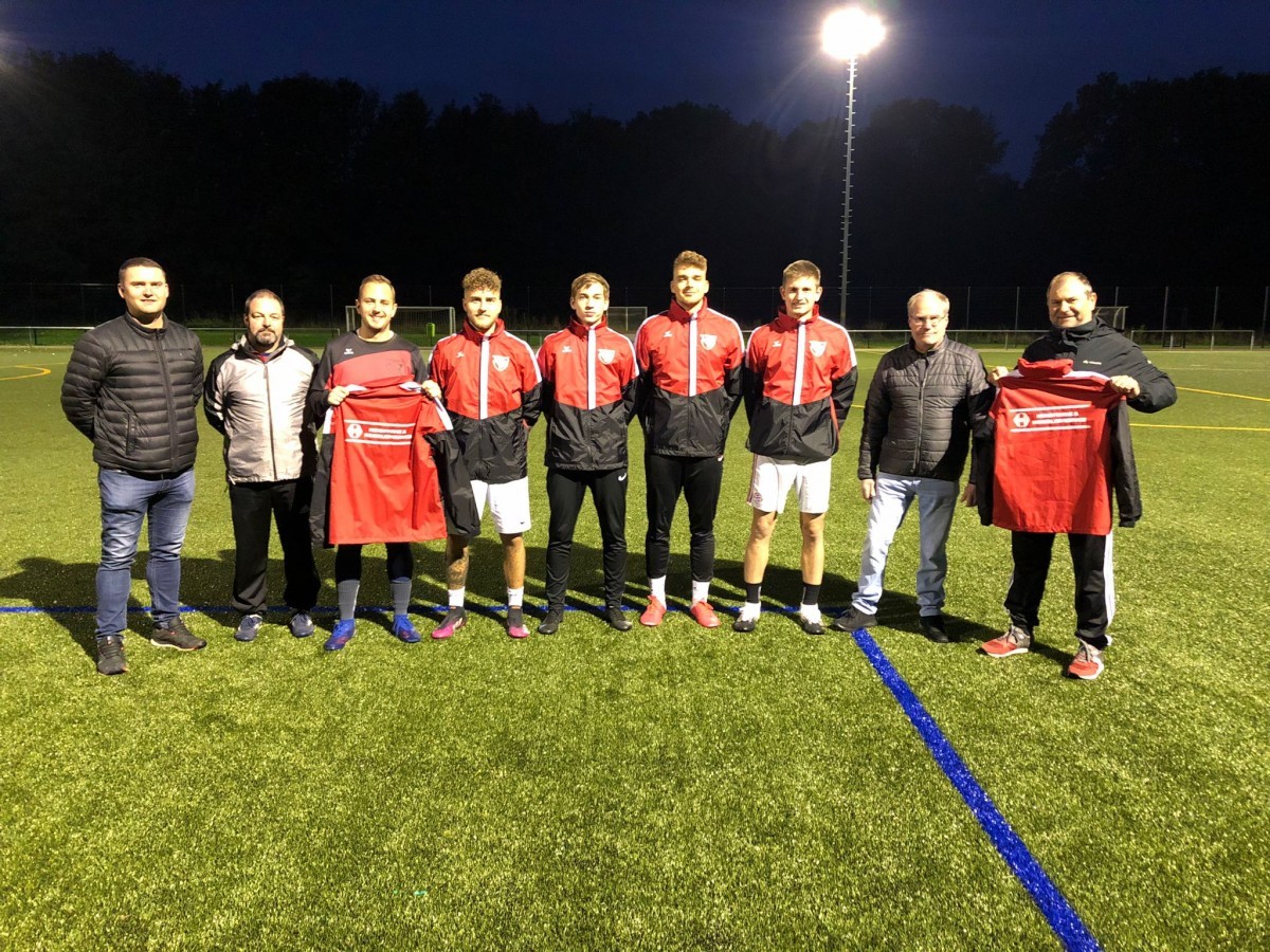 Heinz-Finanz übergibt neue Regenjacken