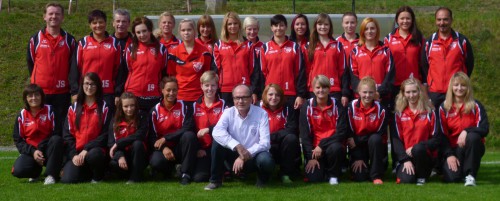 Damen präsentieren sich in neuem Outfit